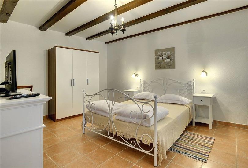 House K1, for 16 persons