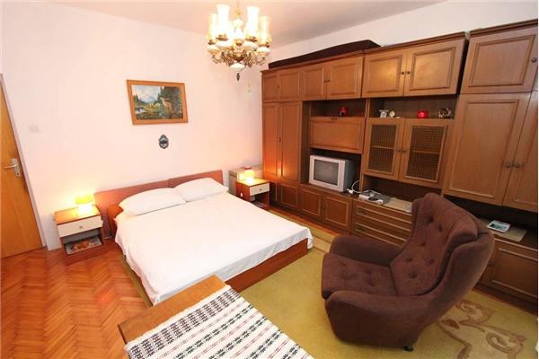 House K1, for 12 persons