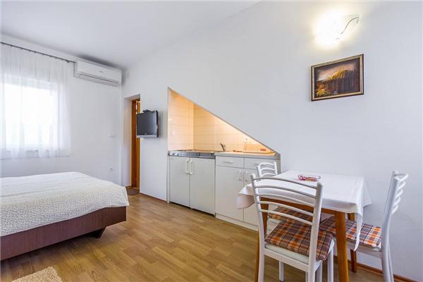 House K1, for 12 persons