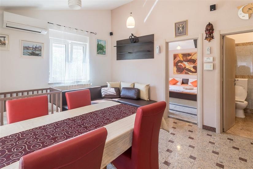 House K1, for 18 persons