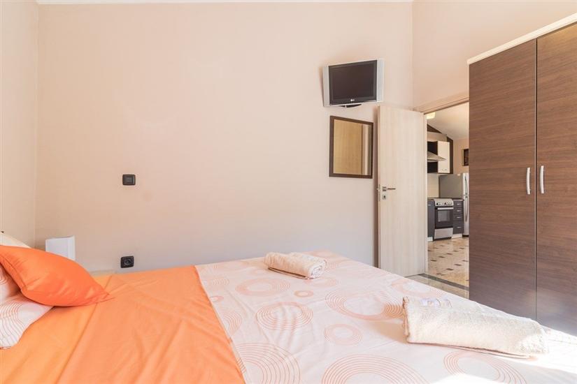 House K1, for 18 persons