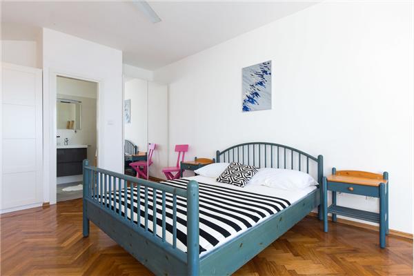 House A1, for 11 persons