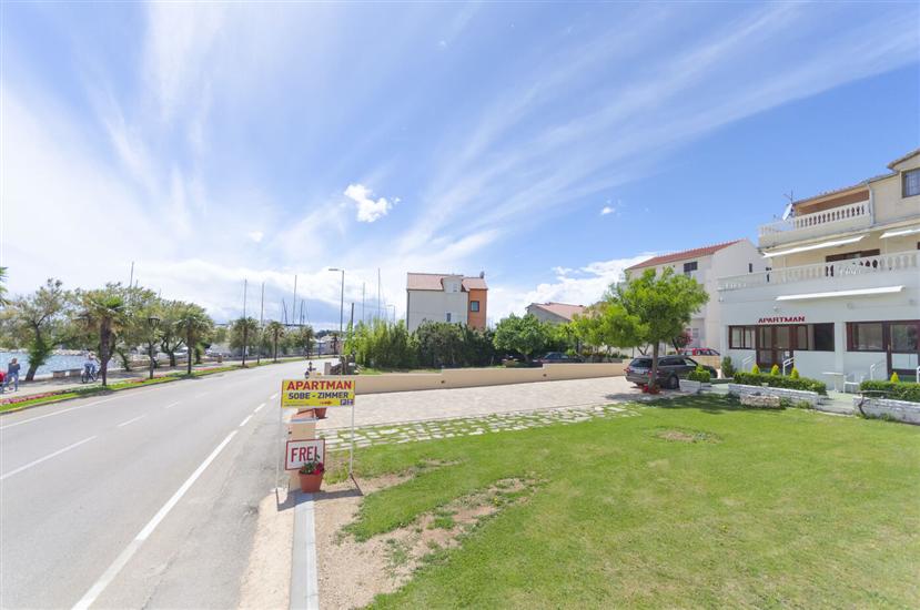 Apartment and Rooms Artina