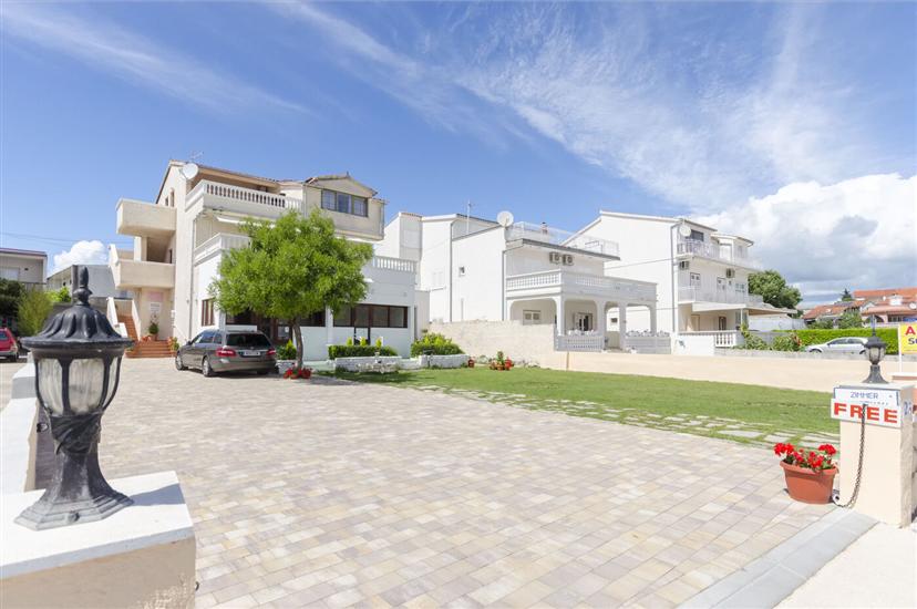 Apartment and Rooms Artina