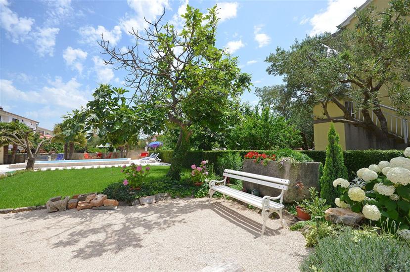 Apartments Vesna with pool