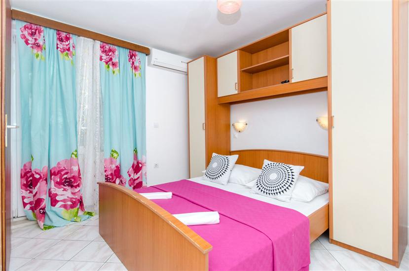 Room S2, for 3 persons