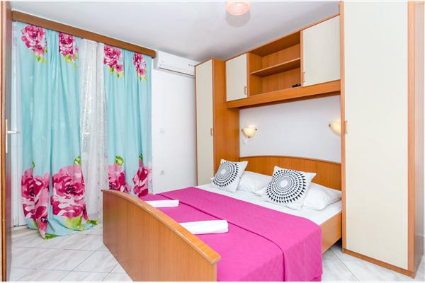 Room S2, for 3 persons