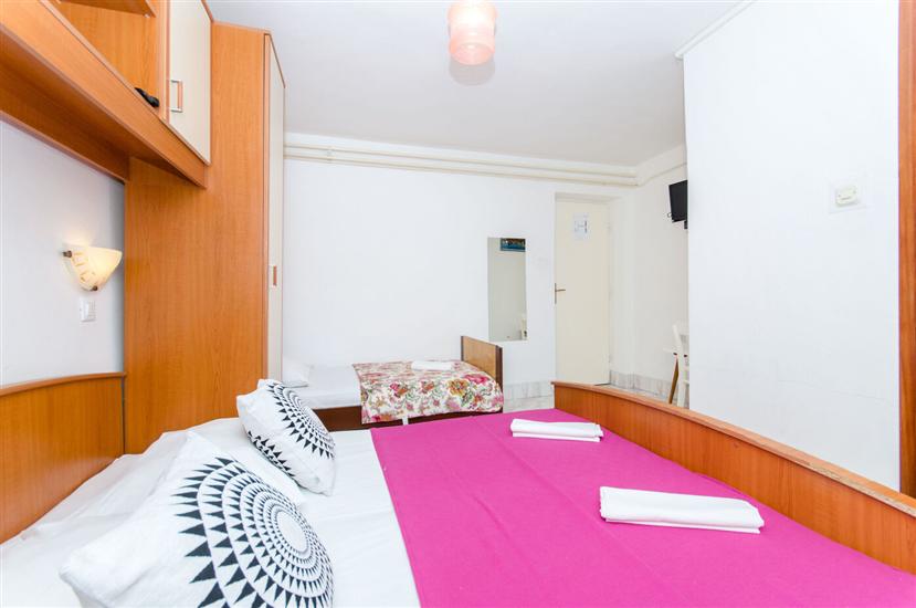 Room S2, for 3 persons