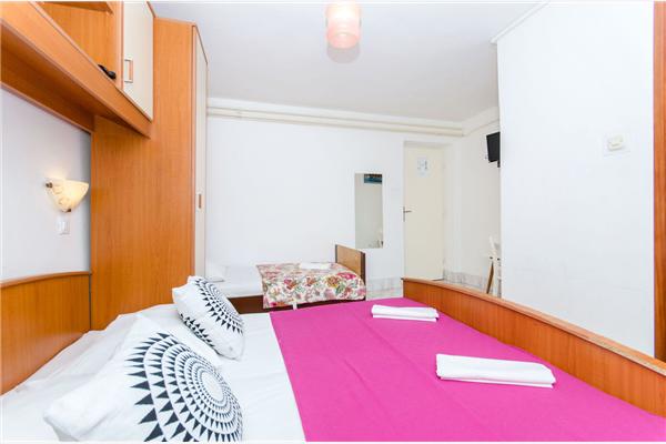 Room S2, for 3 persons