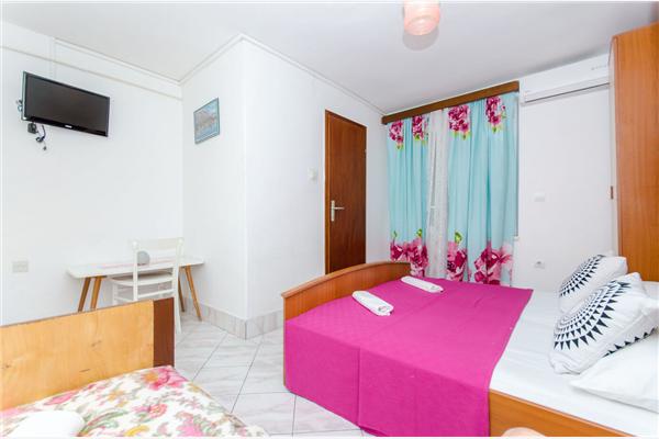 Room S2, for 3 persons