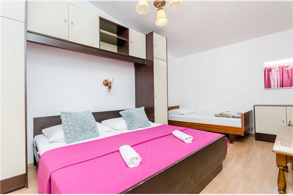 Room S13, for 3 persons