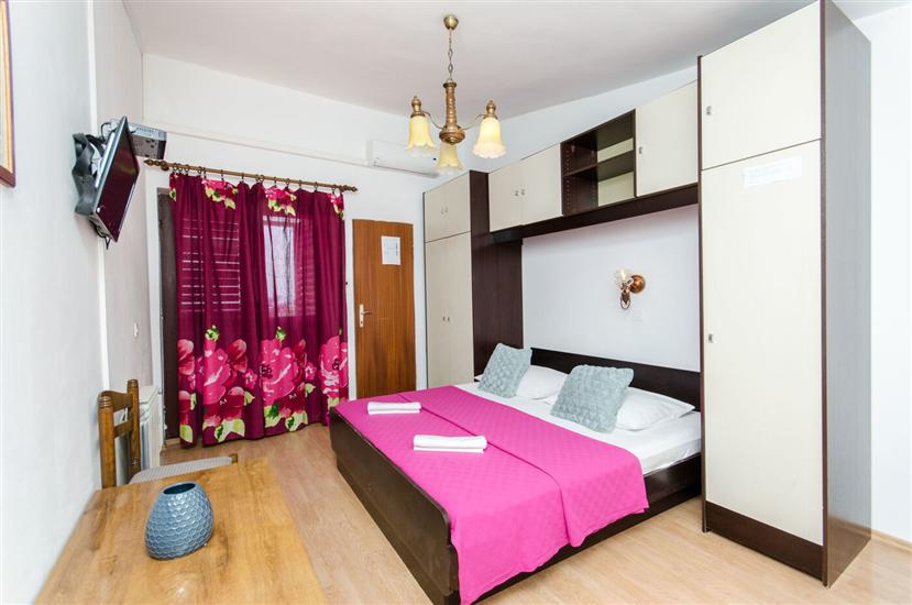 Room S13, for 3 persons