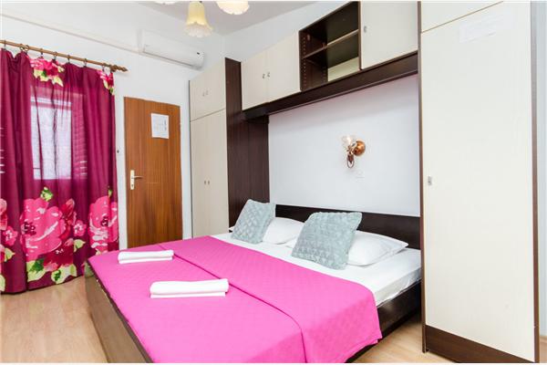 Room S13, for 3 persons