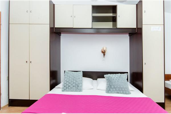 Room S13, for 3 persons