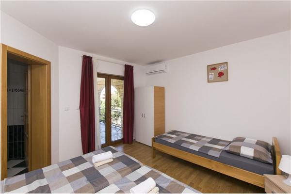 Room S1, for 3 persons