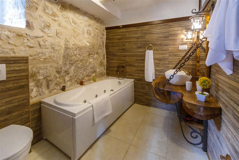 House K1, for 16 persons