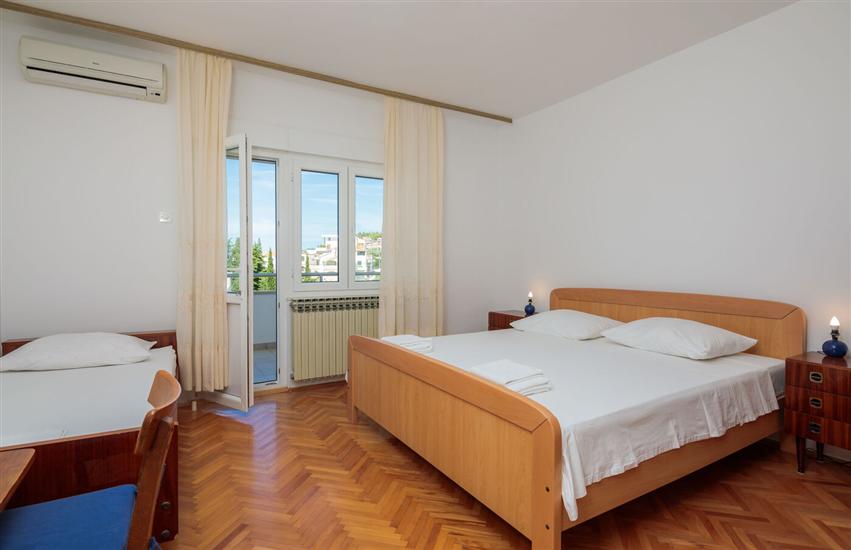 Room S2, for 3 persons