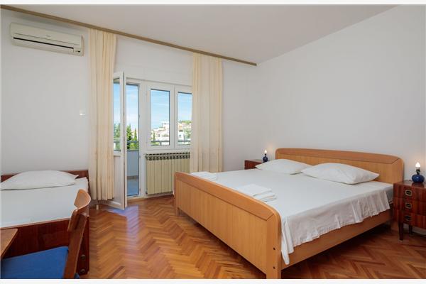 Room S2, for 3 persons