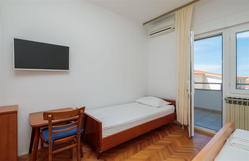 Room S2, for 3 persons