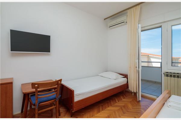 Room S2, for 3 persons