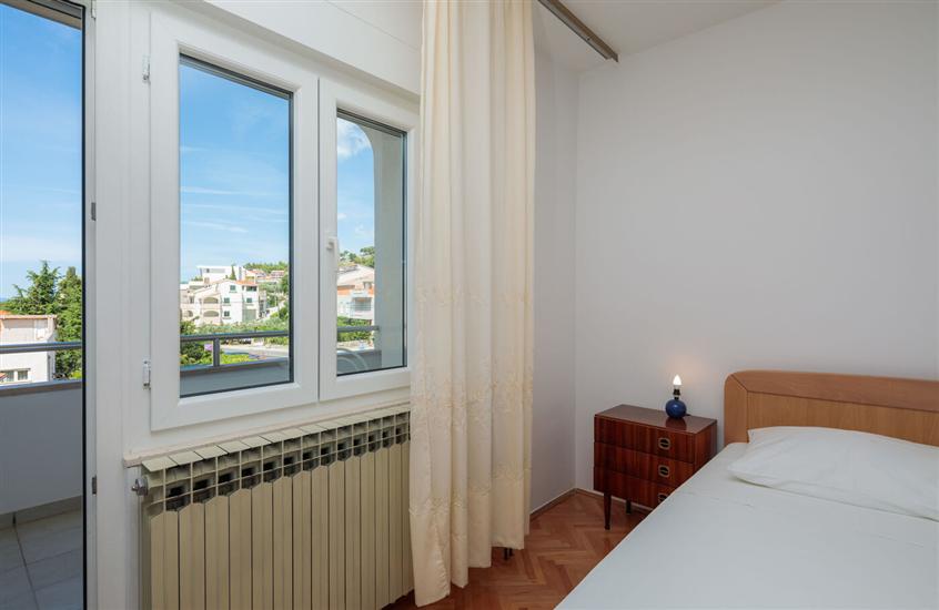 Room S2, for 3 persons