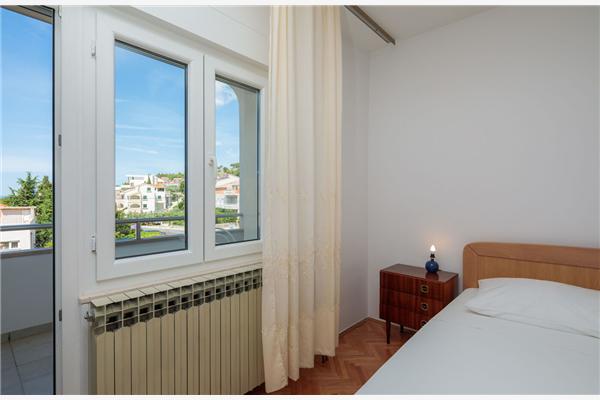 Room S2, for 3 persons