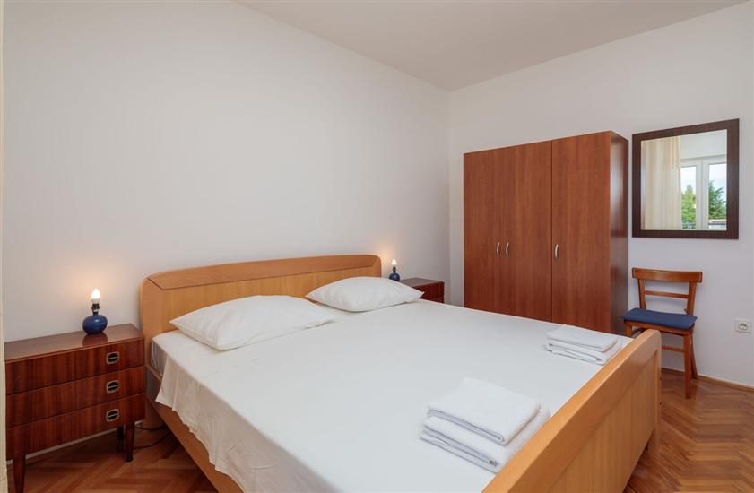 Room S2, for 3 persons