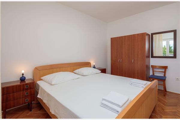 Room S2, for 3 persons