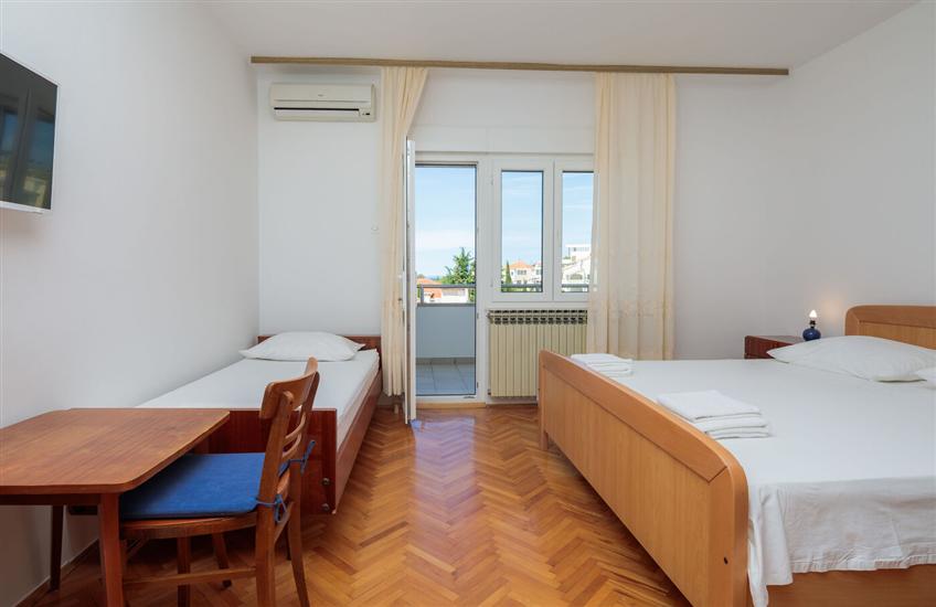 Room S2, for 3 persons