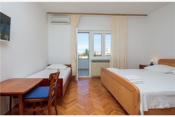 Room S2, for 3 persons