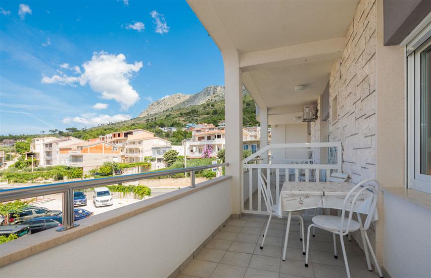 Room S2, for 3 persons