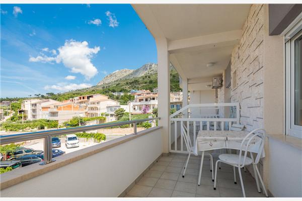 Room S2, for 3 persons