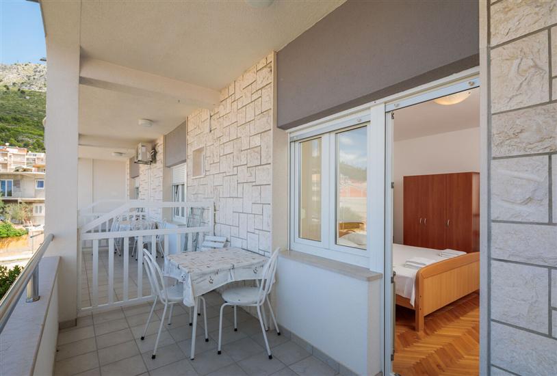 Room S2, for 3 persons