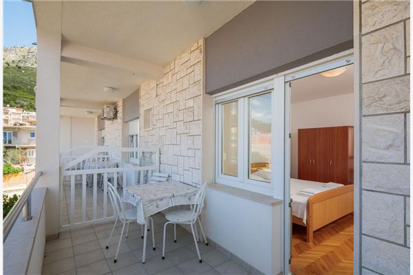 Room S2, for 3 persons