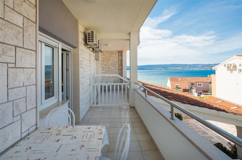 Room S2, for 3 persons