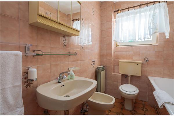 Room S2, for 3 persons