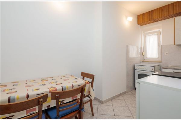 Room S2, for 3 persons