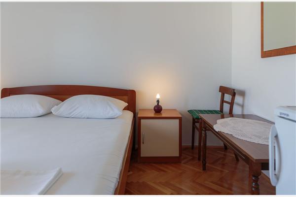 Room S2, for 3 persons