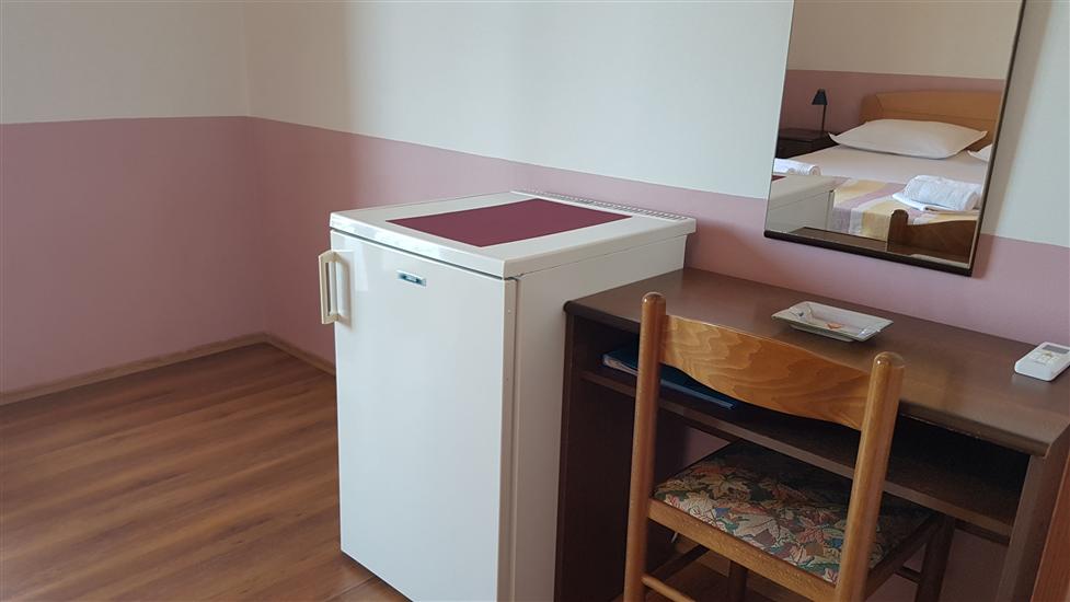 Room S1, for 3 persons