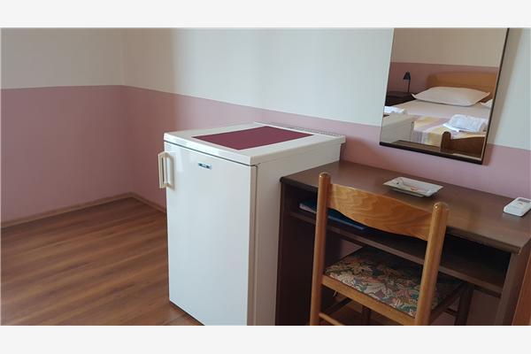 Room S1, for 3 persons