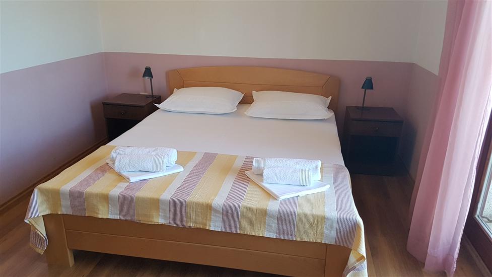 Room S1, for 3 persons