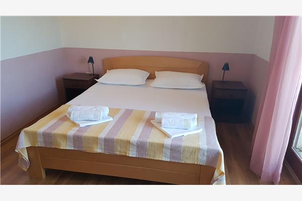 Room S1, for 3 persons