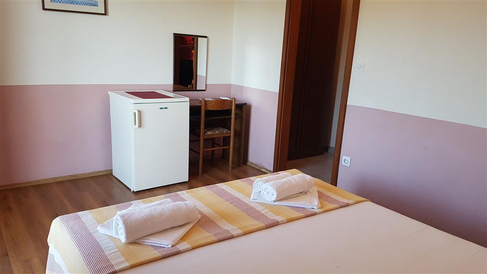 Room S1, for 3 persons