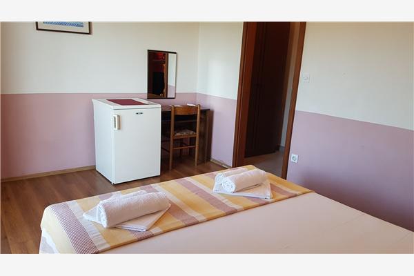 Room S1, for 3 persons