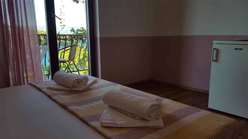 Room S1, for 3 persons