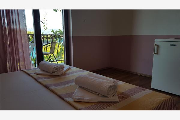 Room S1, for 3 persons