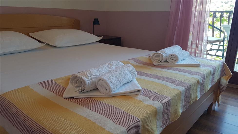 Room S1, for 3 persons