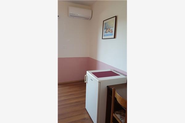 Room S1, for 3 persons