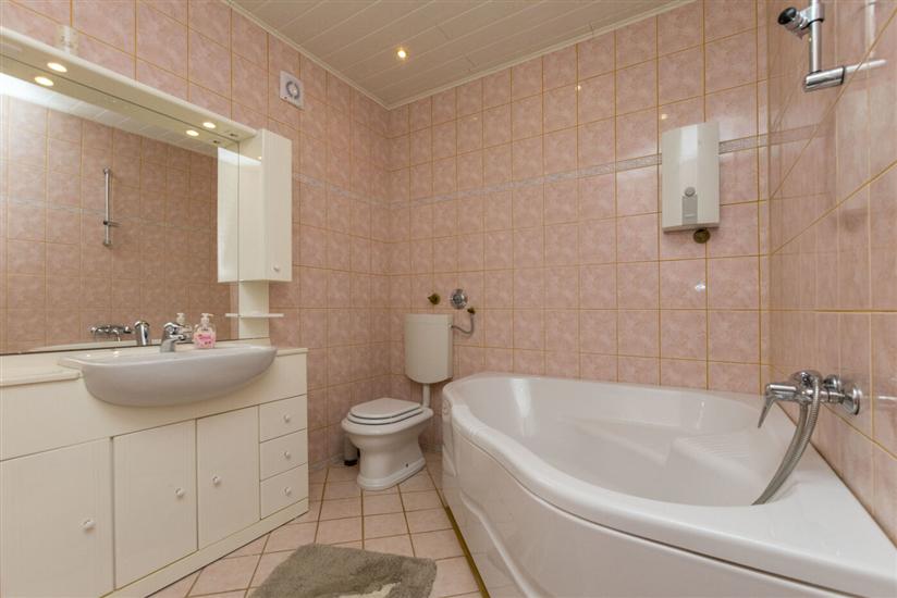 Apartment A5, for 5 persons