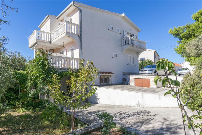 Apartment and Rooms Radojka